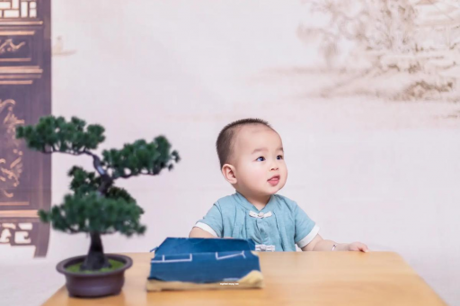 陆丰宝宝眼睛突然肿了